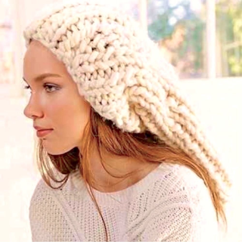 NWOT Urban Outfitters Ecote Mammoth Beanie in Ivory